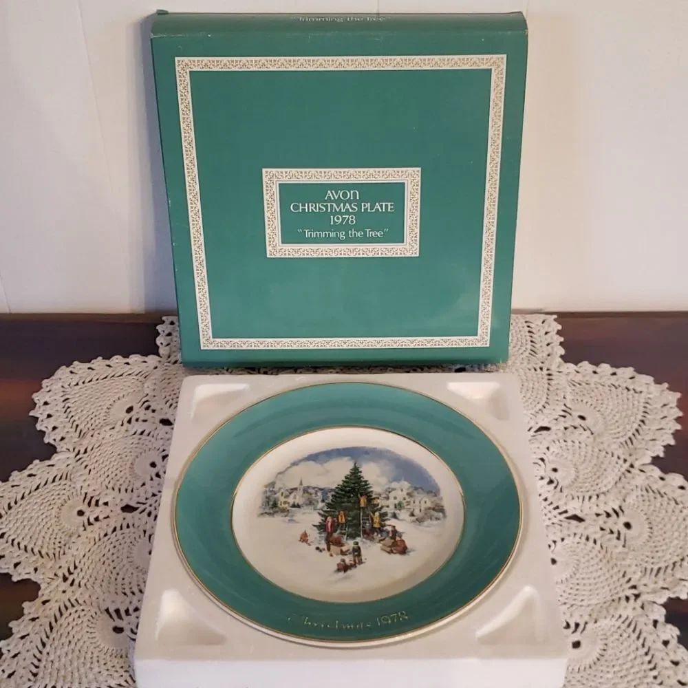 Vintage 1978 Avon Collector Plate "Trimming the Tree"